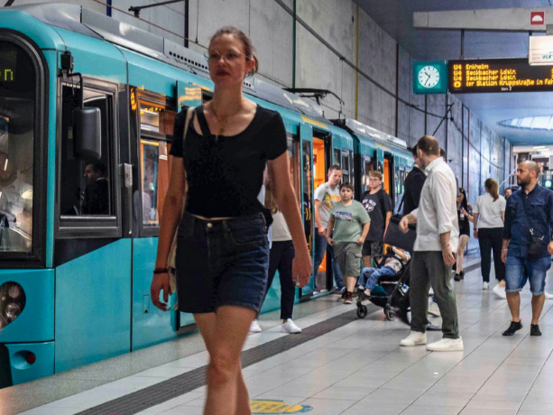 Frau am Bahnsteig einer unterirdichen Station der VGF