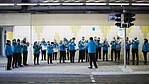 VGF-Mitarbeiter in VGF-Pullovern beim Musizieren an einer Haltestelle