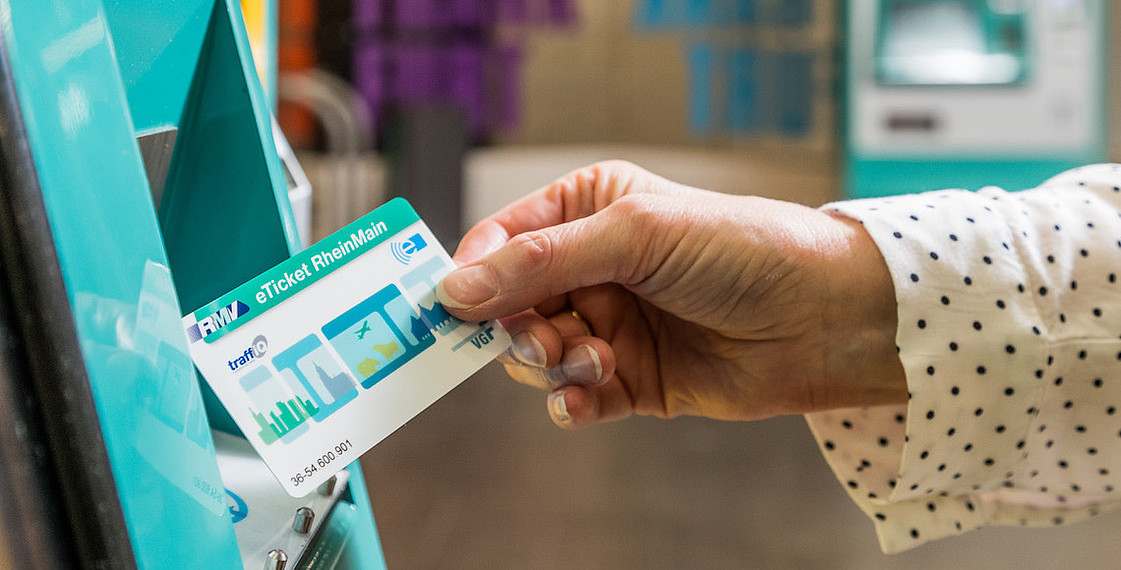 Hand, die eine VGF-Fahrkarte hält