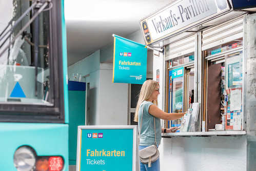 Verkaufsstellen - TicketShop Verkaufsstellen - Kundin kauft eine Monatskarte in einem TicketShop der VGF