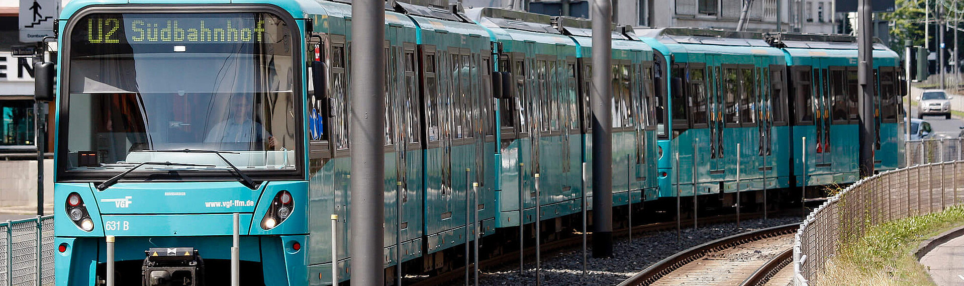 VGF-U-Bahn U2 in Richtung Südbahnhof beim Einfahren