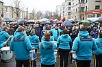 Menschenmenge und im Vordergrund Menschen mit VGF-Pullovern