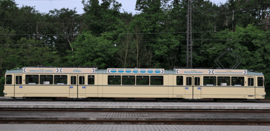 O-Wagen der VGF von der Seite am Stadion in Frankfurt am Main