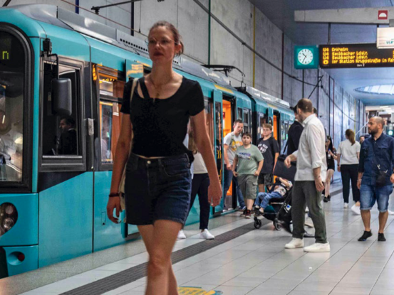 Frau auf Bahnsteig an unterirdischer Haltestelle einer VGF-Bahn