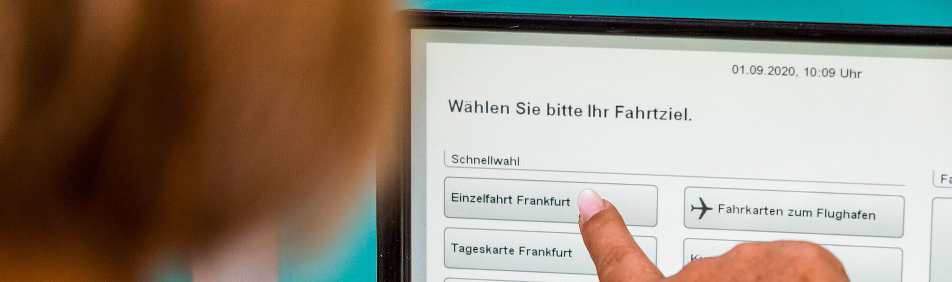 Kauf einer Einzelfahrkarte am VGF-Fahrkartenautomaten.