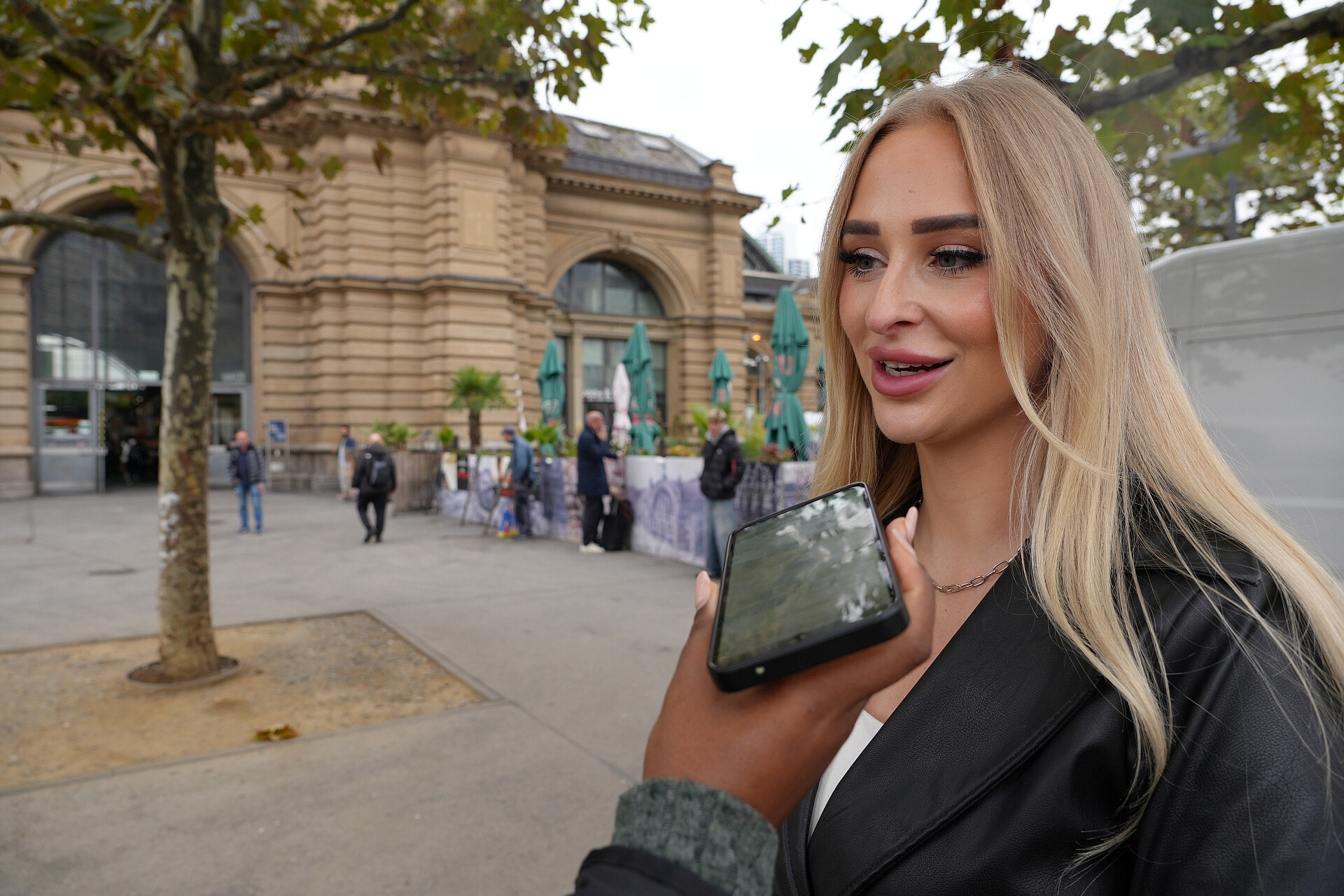 Das Bild zeigt eine Umfragesituation am Hauptbahnhof.