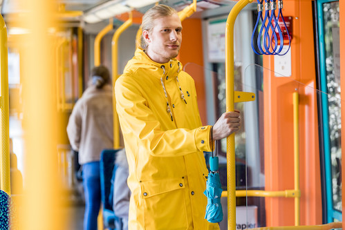 Wochenkarten Kunde mit Regenjacke in einer Bahn der VGF