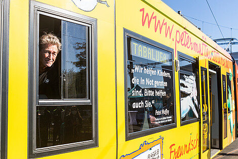 Peter Maffay schaut aus dem Fenster der VGF-U-Bahn