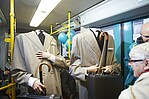 Zwei Mäntel im VGF-Wagon zum Fotografieren mit Fahrgästen