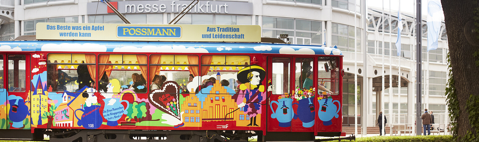 Messe Frankfurt Haupteingang mit buntem Ebbelex im Vordergrund