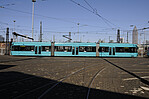 VGF-Bahn von der Seite in Frankfurt am Main beim schönen Wetter