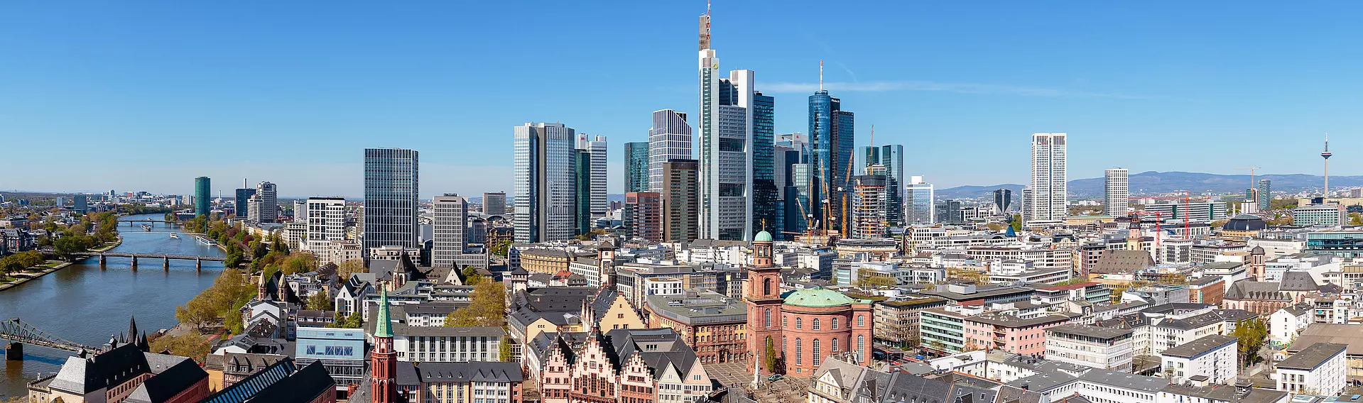 Frankfurt am Main von oben beim schönen Wetter mit dem Main im Bild 