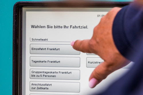 Einzelfahkarten Kauf am VGF-Automaten.