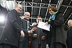 Männer und Frau auf einer Bühne 