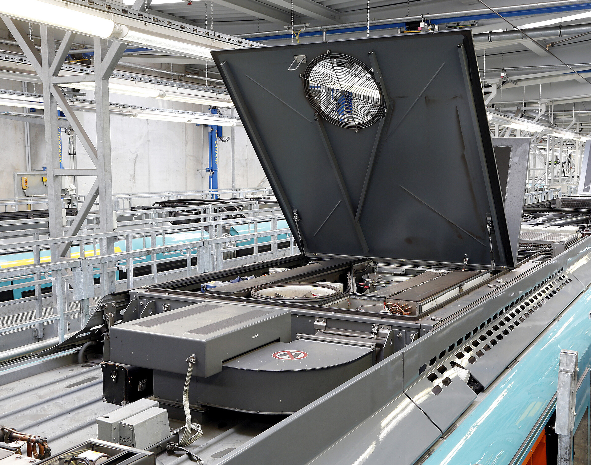 Das Bild zeigt eine geöffnete Klimaanlage auf dem Dach einer U-Bahn.