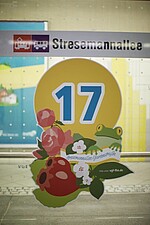 Haltestelle Stresemannallee mit der Zahl 17