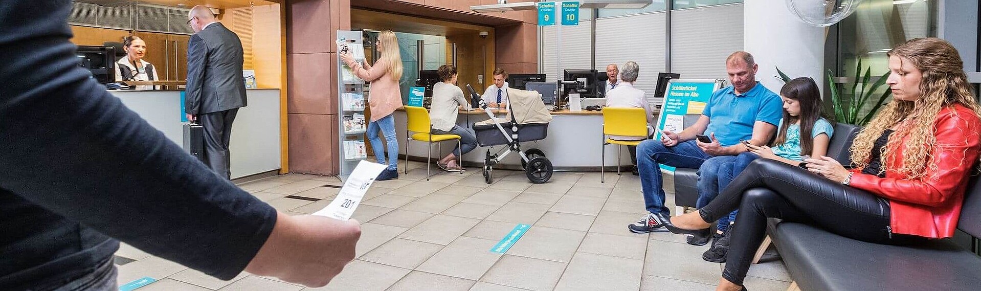  VGF-Verkaufsstelle mit Wartenden für den Kauf einer RMV-Fahrkarte