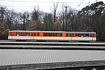 M-Wagen der VGF von der Seite am Stadion in Frankfurt am Main