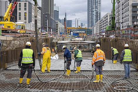 Bauarbeiter bei der Arbeit im Europaviertel bei der Betonage
