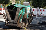Grüner Container an einer Baustelle