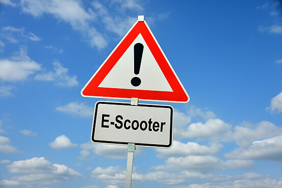 Bild mit dem Verkehrsschild "Vorsicht E-Scoote"r