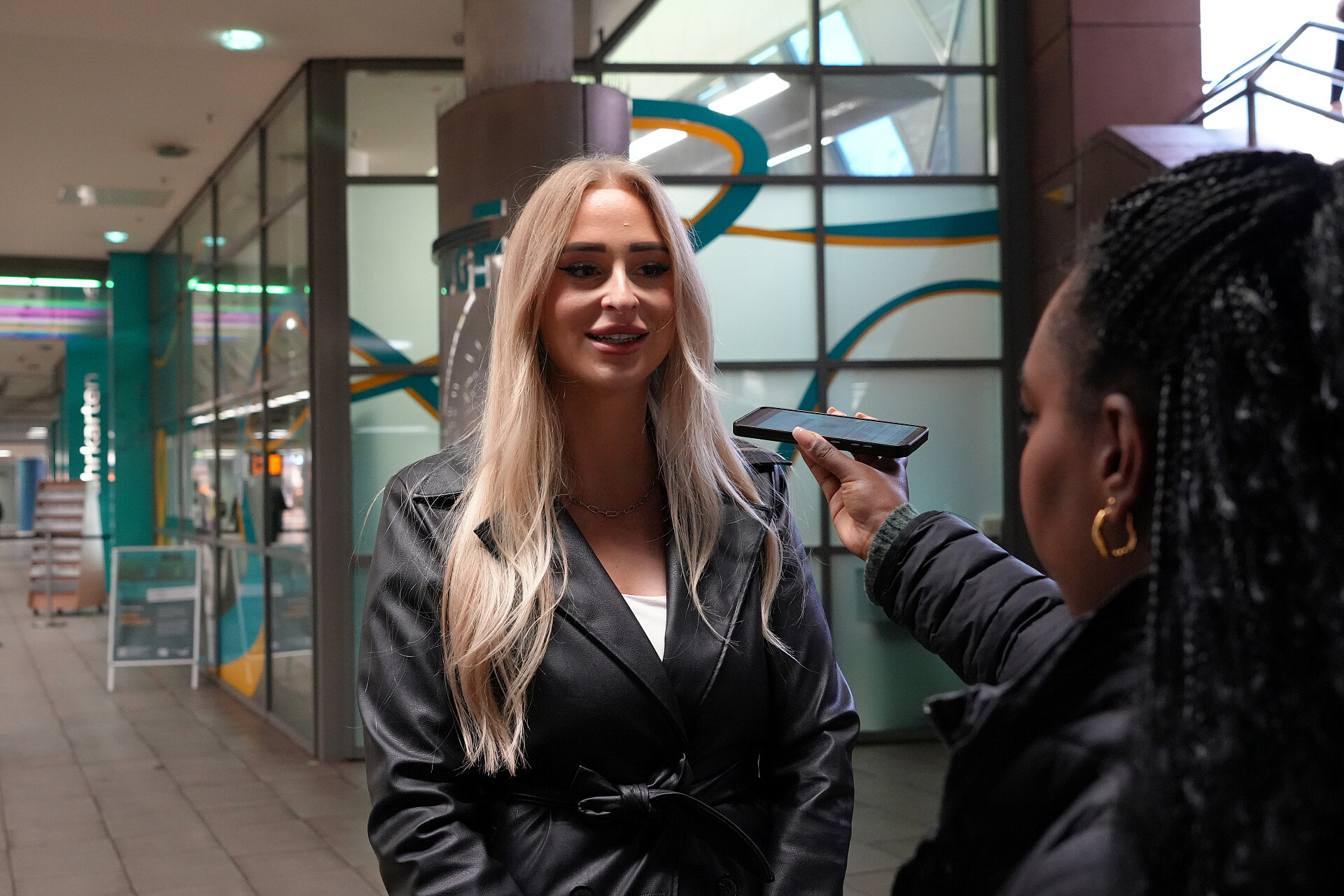 Das Bild zeigt eine Umfragesituation in einer U-Bahnstation.