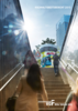 U-Bahn-Treppe mit Passanten drauf.