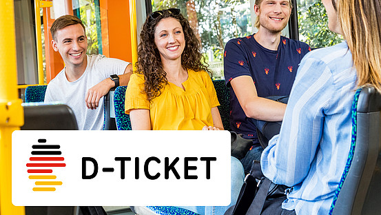 Lächelnde VGF-Fahrgäste in der Straßenbahn. Im Bild Deutschlandumrisse als Grafik mit der Schrift D-Ticket (Deutschlandticket)