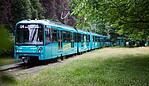 VGF-U-Bahn im Grünen bei der Fahrt