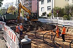 Bauarbeiter an einer Baustelle bei der Arbeit mit Bagger