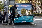 VGF-Bus an einer Haltestelle mit Passanten
