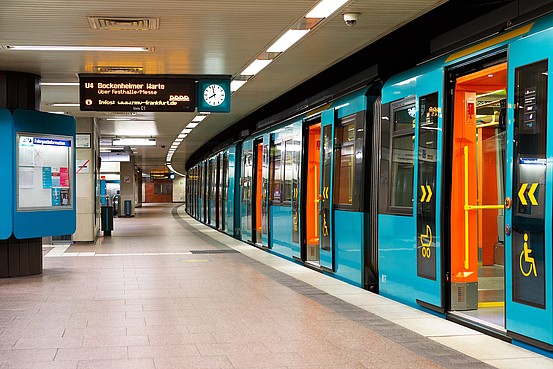 Hauptbahnhof U-Bahn mit offenen Türen in Richtung Bockenheimer Warte