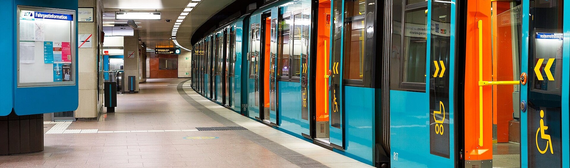 Hauptbahnhof U-Bahn mit offenen Türen in Richtung Bockenheimer Warte