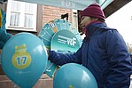 Kind mit VGF-Luftballon vor dem VGF-Glücksrad