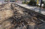 Baustelle an einer Straße mit aufgebohrten Straße