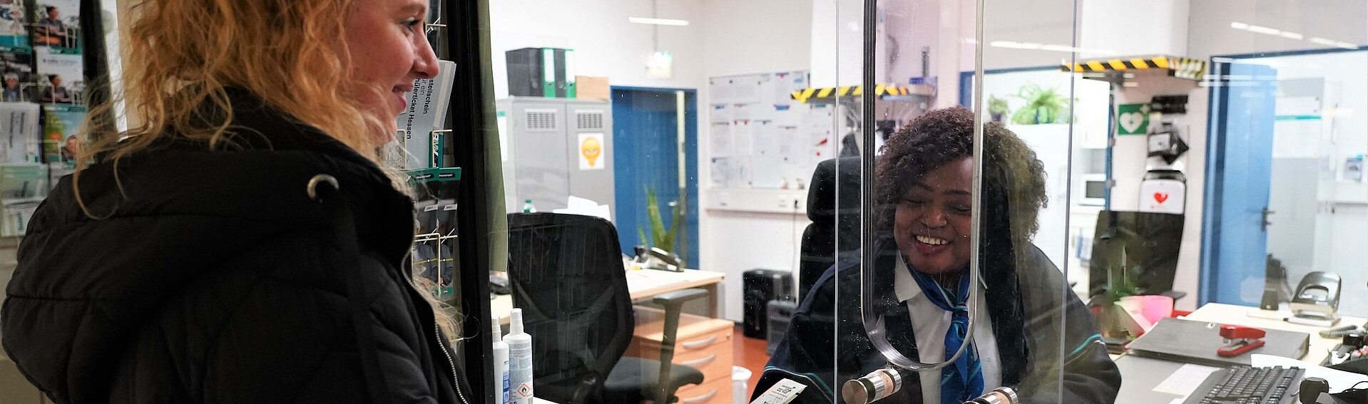 Mitarbeiterin der VGF und Kundin beim Gespräch am VGF-Schalter