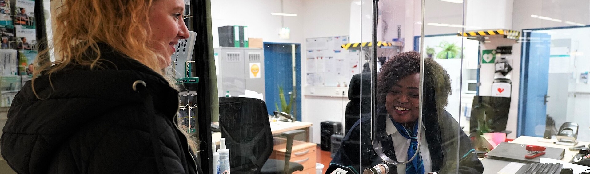 Mitarbeiterin der VGF und Kundin beim Gespräch am VGF-Schalter