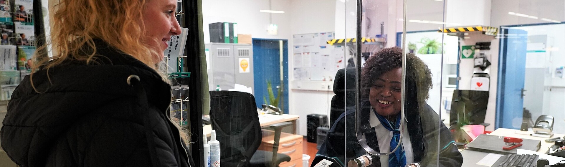 Mitarbeiterin der VGF und Kundin beim Gespräch am VGF-Schalter